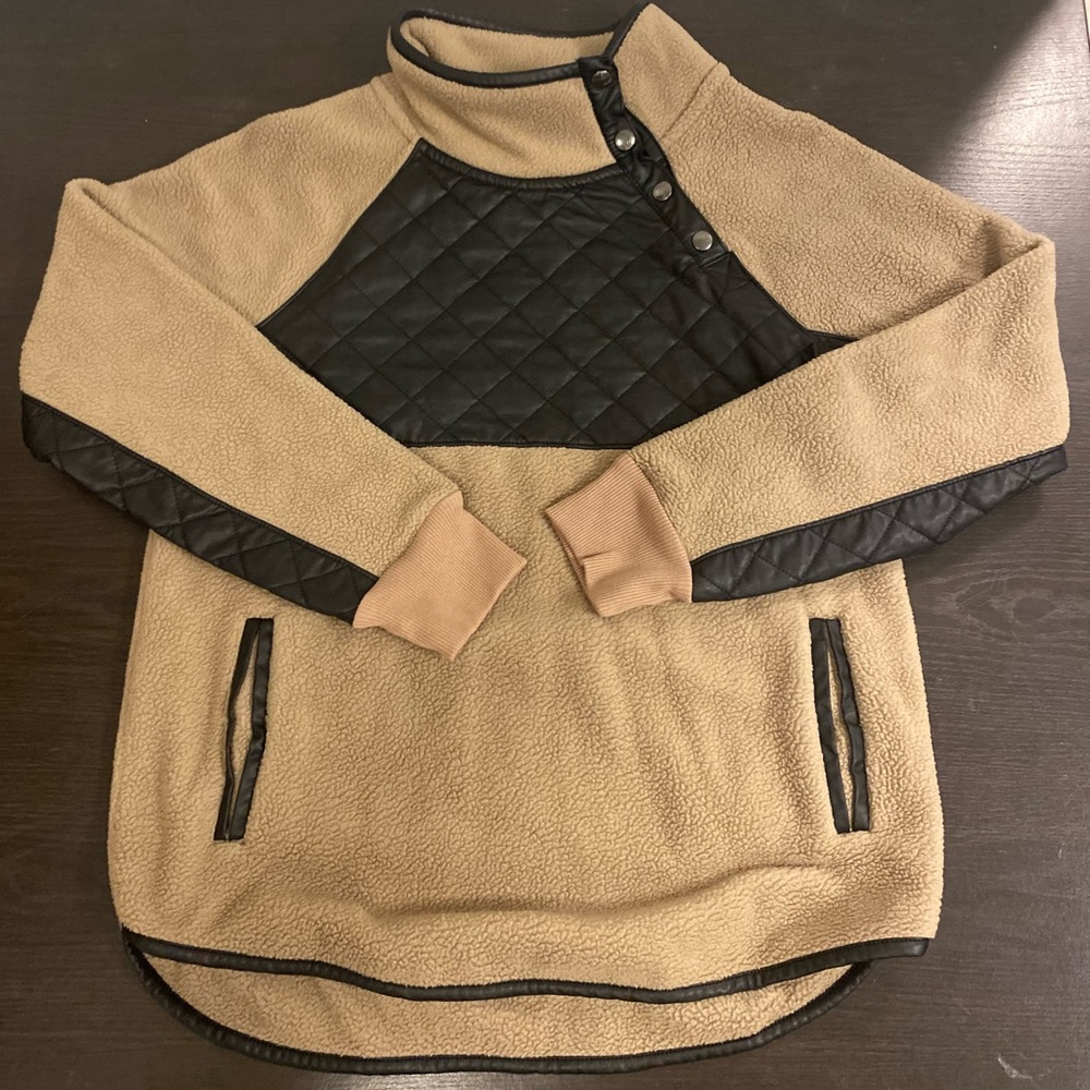 Womens Abercrombie & Fitch sweater with snap details at collar, size Medium
